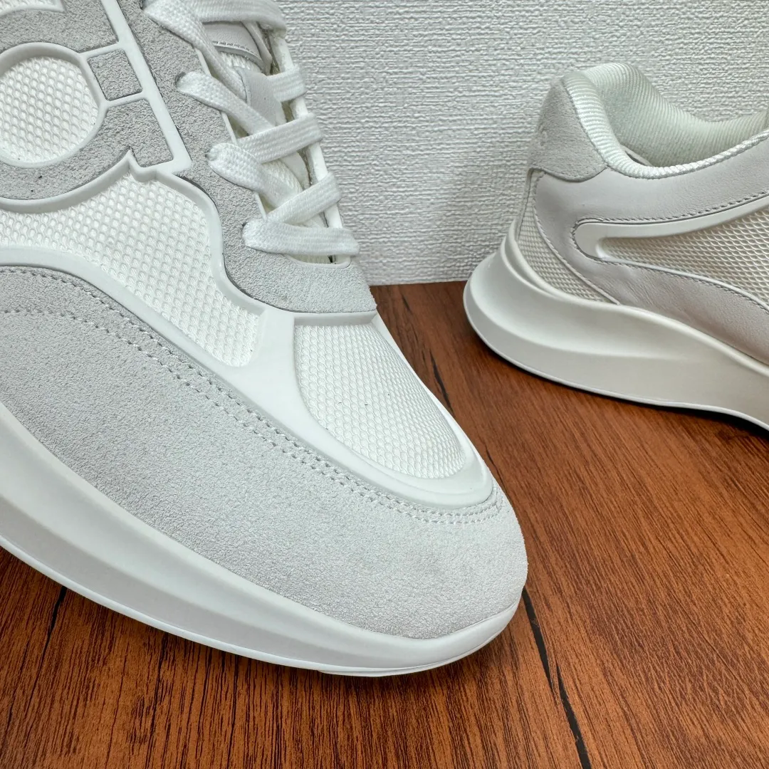[Ferragamo] Top P: 720💰 Size: 39~44 (38 45 custom-made, non-returnable) Ferragam/Ferragamo Cancini buckle men's low-top casual shoes Spring and summer official website synchronized new thick-soled versatile sports shoes for men This urban-style casual shoe boldly combines a variety of fabrics, cleverly using high-tech mesh fabrics and smooth leather to create a unique high-end look, with side dropouts Cancini buckle, padded collar and tongue, and eye-catching lightweight rubber sole make the design even more sophisticated! The perfect blend of style and comfort. , the shoe body is outlined with exquisite lines, embellished with iconic elements, and equipped with comfortable sole technology to boost your pace. Whether you are walking on the street or exercising, you can show your extraordinary charm. .